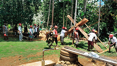 ソロモン諸島での持続的森林資源管理能力強化に関する技術協力において実施した、森林資源管理および簡易製材機の安全研修の様子（写真：JICA）