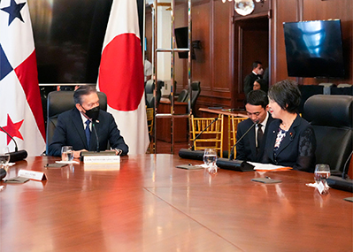 コルティソ・パナマ大統領（当時）を表敬する上川外務大臣（当時）