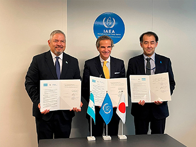 ホンジュラスの医療分野における三者協力に関する署名済みの意図表明書を手にするレイナ・ホンジュラス外務大臣、グロッシーIAEA事務局長、野口中南米局長（左から順に）