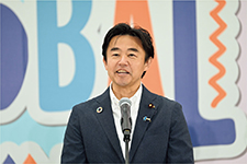 グローバルフェスタJAPAN2024オープニングセレモニーで挨拶する穂坂外務大臣政務官（当時）