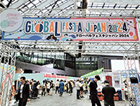 日本駐在の大使館、国際機関やNGO等の展示が行われたロビーギャラリーの様子。外務省も出展し、世界で役立つ日本のODAをわかりやすく伝えた。