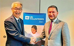 ジブチ派遣前にトイリー・クルバノフ国連ボランティア（UNV）事務局長と握手を交わす村田氏（写真左）（写真：UNV）