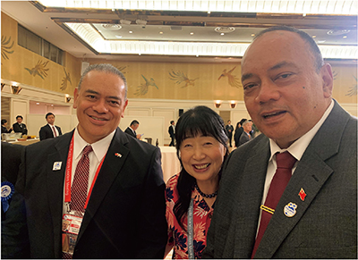 かつての教え子がトンガ首相と駐日トンガ大使に就任し、30年以上を経て、対面を果たした元協力隊員。写真右がフアカヴァメイリク首相（当時）、写真左がマンギシ駐日大使。