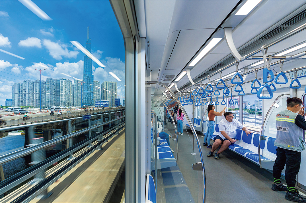 ベトナム・ホーチミン市初の地下鉄開業において車内の乗客の様子（写真：Tran Le Huy）