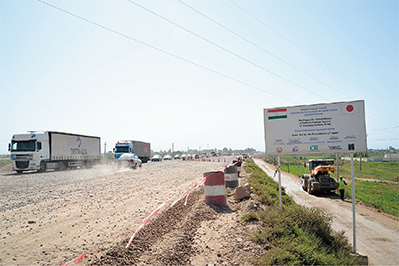 工事中の道路。道路は舗装されておらず、歩道も設置されていなかった。（写真：JICA）