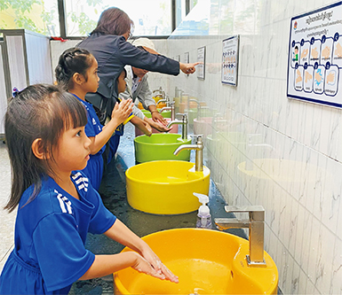 【カンボジア】「上手に手洗いできたかな？」撮影者　特定非営利活動法人Nature Center Risen　宮川皓子