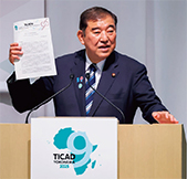 石破総理大臣（当時）が閉会式で成果文書を採択する様子（写真：内閣広報室）