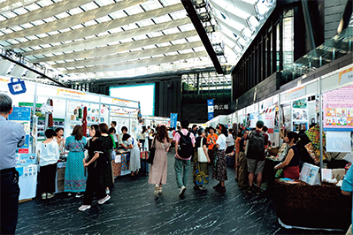 駐日大使館、国際機関やNGO等の出展が行われた会場の様子。外務省も出展し、世界で役立つ日本のODAをわかりやすく伝えた。