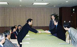 （写真）第2次ODA改革懇談会