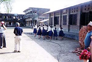 （写真）日本の援助で建設された小学校とそこで学ぶ子供