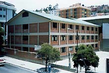 無償資金協力「小学校建設計画」により、建設された校舎(ラパス市)