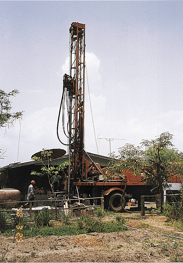 （写真）井戸掘り機