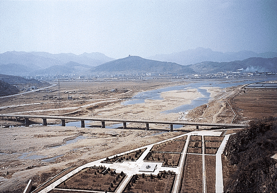 （写真）ダムの下流の風景