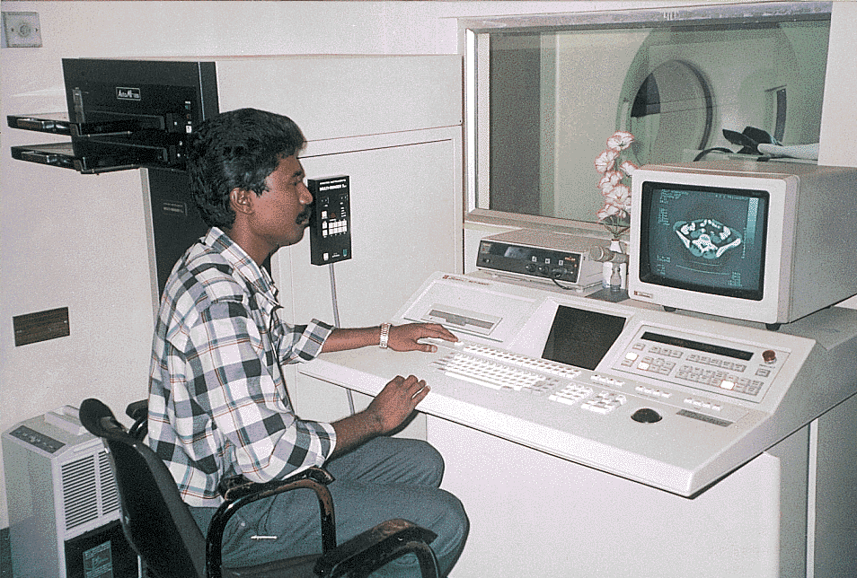 （写真）CTスキャナーを操作するスタッフ