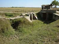 取水施設（Ngamoeyeik地区下流部）－取水ゲートおよび管渠－取水ゲートだけでは必要水量を取水できないため、手前管渠からも取水