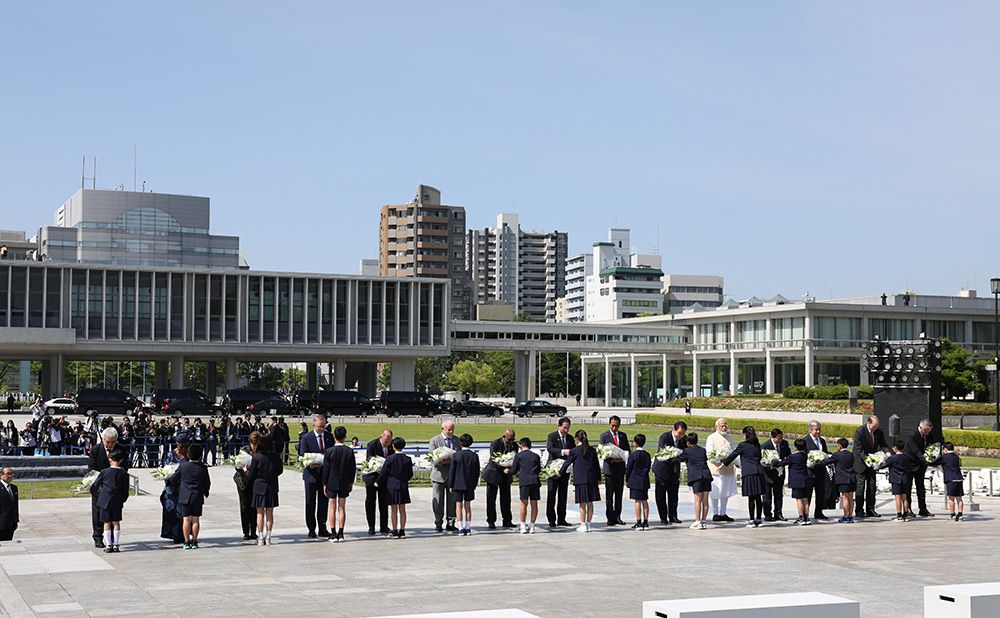 岸田総理及び招待国首脳・国際機関の長による平和記念公園訪問２