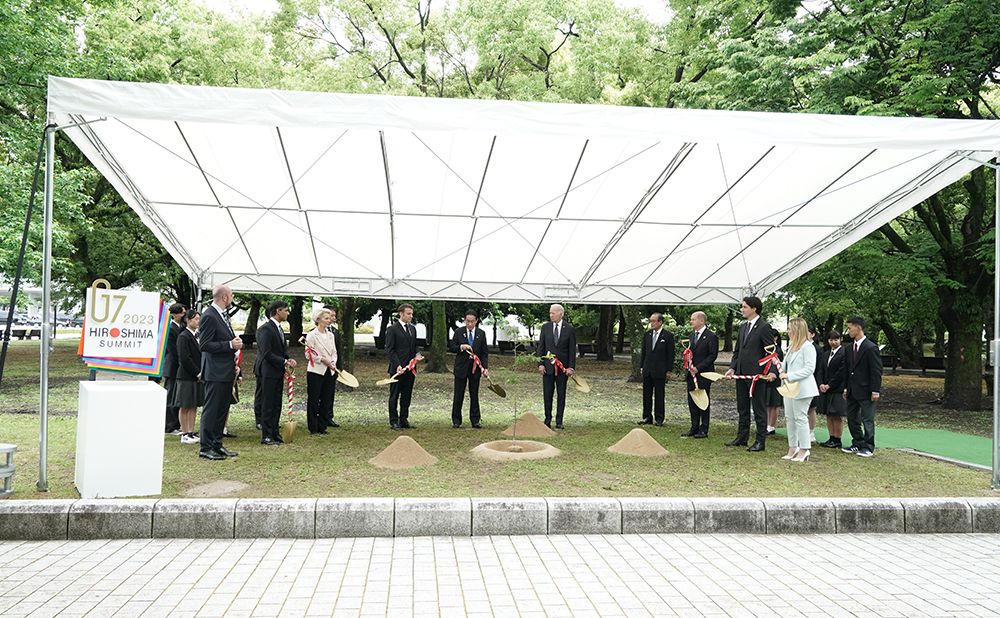 G7首脳による平和記念公園内で被爆桜(ソメイヨシノ)の植樹