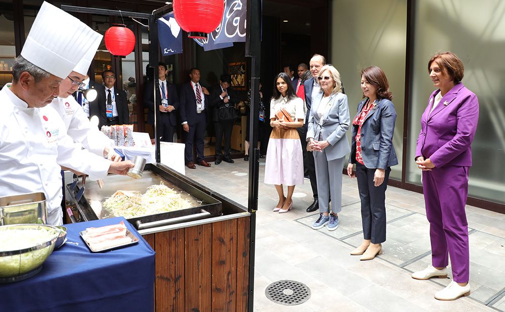 昼食会の前の鉄板でお好み焼きの実演