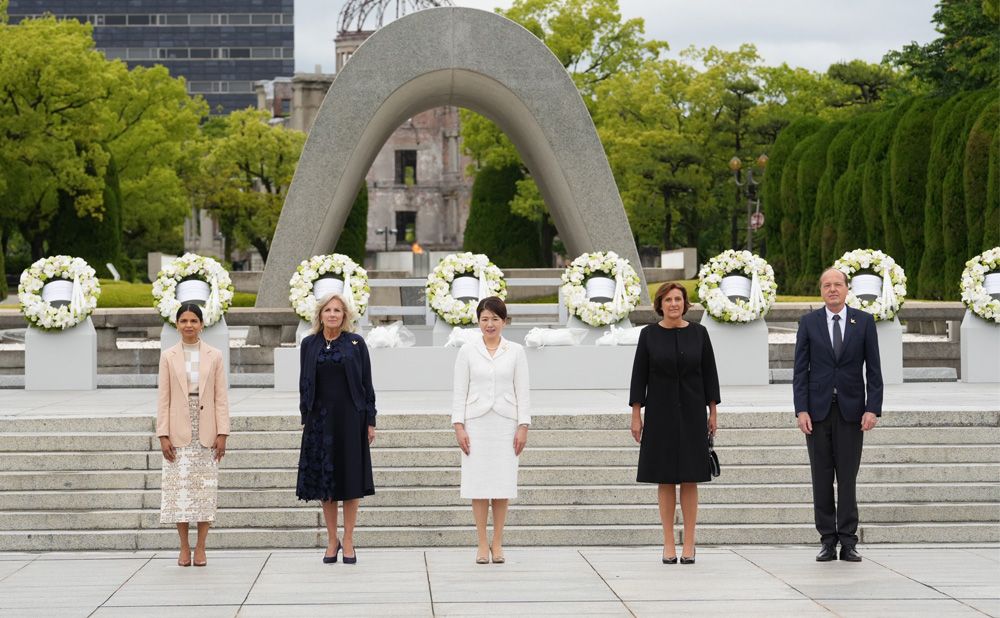 Ｇ７首脳配偶者による原爆死没者慰霊碑献花式