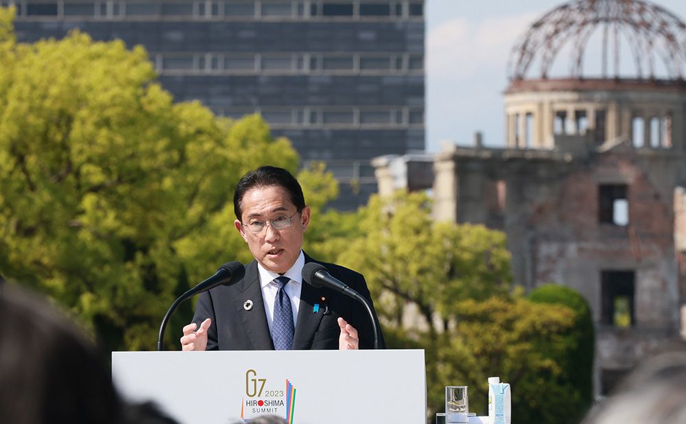 原爆ドームをバックに、広島平和記念公園で議長国会見に臨む岸田総理大臣1