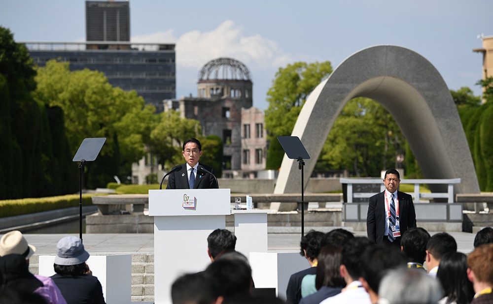 原爆ドームをバックに、広島平和記念公園で議長国会見に臨む岸田総理大臣2