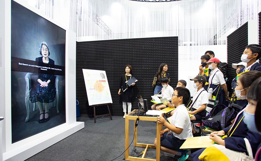 AIによる被爆証言を聞く子どもたち