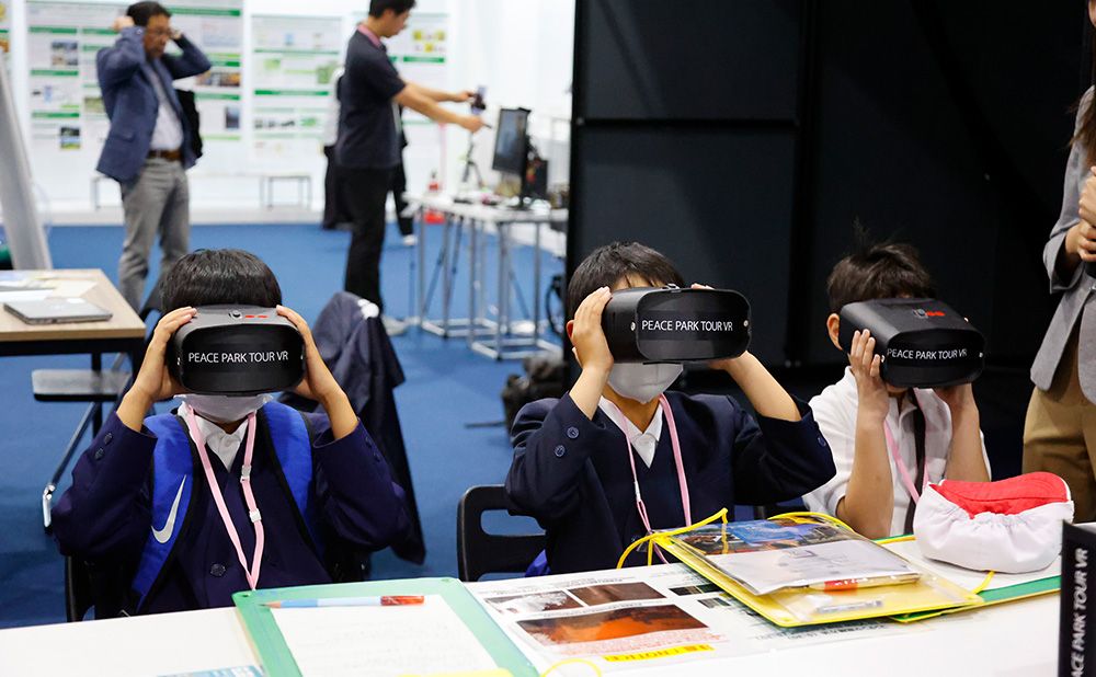 VRゴーグルで被爆時の疑似体験をする子どもたち