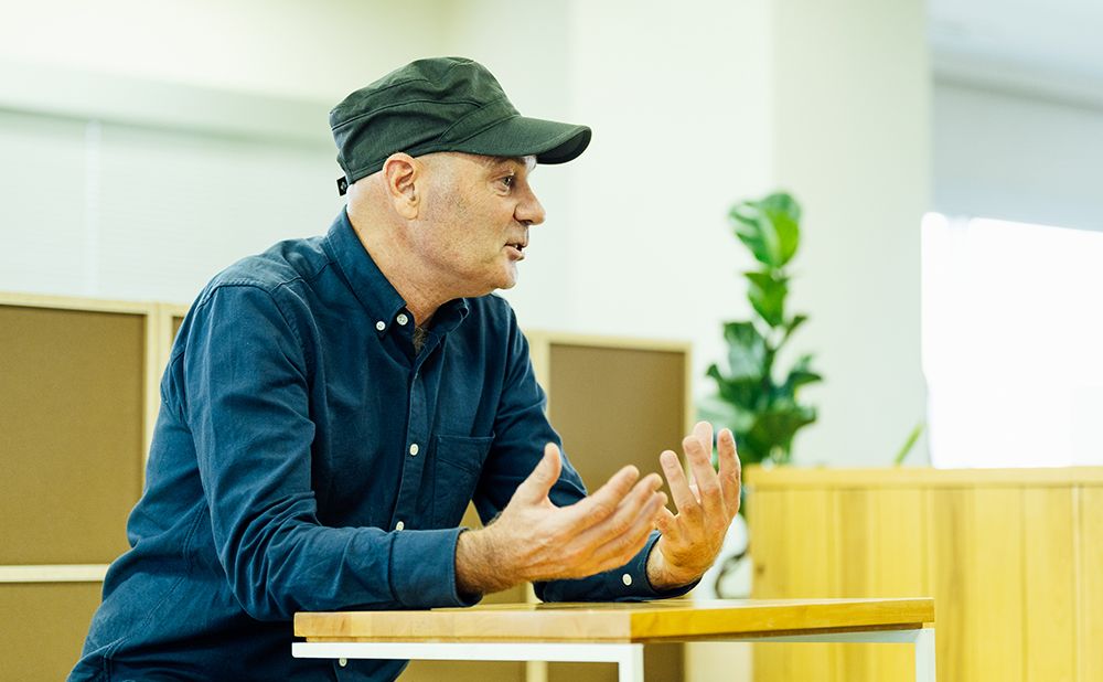 身振りを交えてインタビューに応えるポールさん