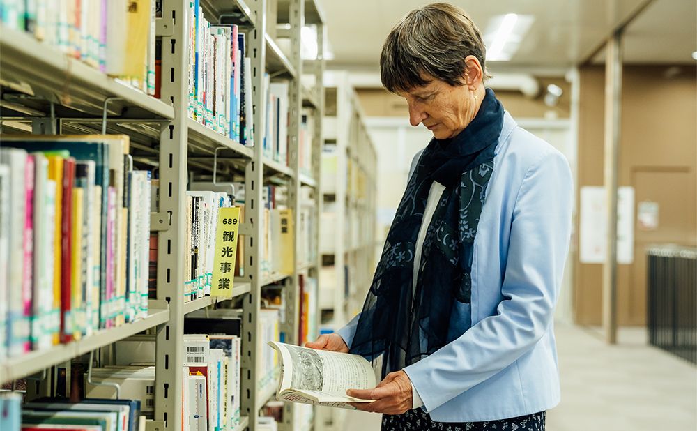 図書館の蔵書を読むフンクさん