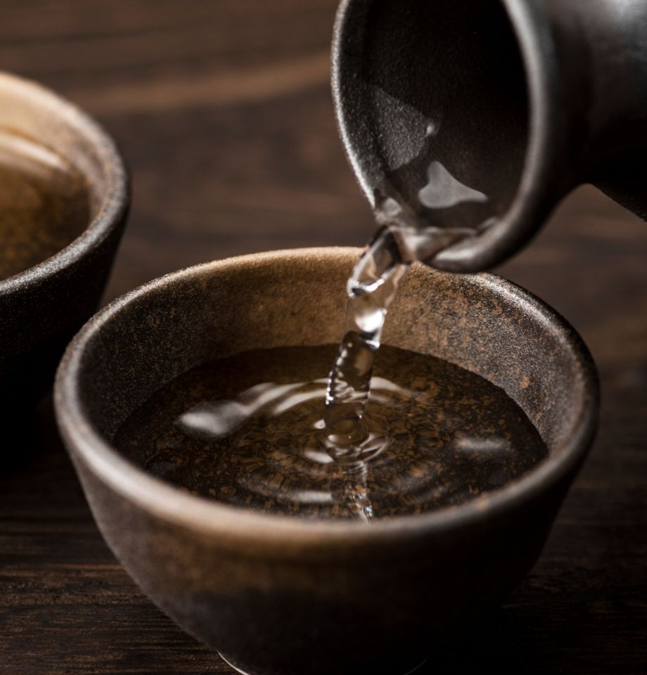 徳利から注がれる日本酒