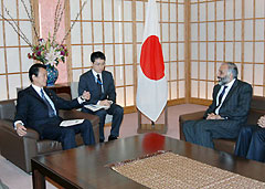 （写真）麻生外務大臣とアフガニスタン大統領顧問との会談