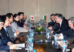 （写真）日・ブルガリア外相会談