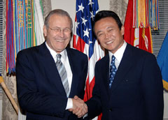 （写真）麻生外務大臣とラムズフェルド米国防長官