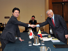 （写真）デル・ロサリオ・フィリピン外務大臣と握手する玄葉外務大臣