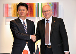 （写真）玄葉大臣とカウダー独連邦議会キリスト教民主同盟・社会同盟（CDU/CSU）会派院内総務との会談（概要）-1