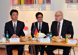 （写真）玄葉大臣とカウダー独連邦議会キリスト教民主同盟・社会同盟（CDU/CSU）会派院内総務との会談（概要）-2