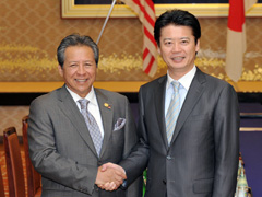 （写真）玄葉外務大臣とアニファ・アマン・マレーシア外務大臣との会談-1