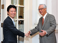 （写真）玄葉外務大臣のゴー・チョクトン・シンガポール名誉上級相表敬-1