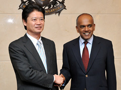 （写真）K シャンムガム・シンガポール外相と握手する玄葉外務大臣