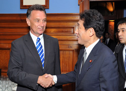 （写真）岸田外務大臣とエマーソン豪貿易大臣との会談（結果概要）-1