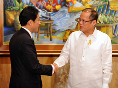 （写真）岸田外務大臣によるアキノ大統領表敬-1