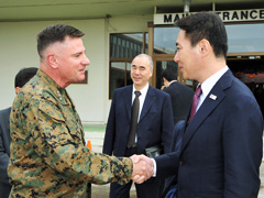 （写真）ロブリング四軍調整官との意見交換