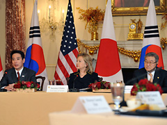 （写真）日米韓外相会合