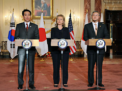 （写真）日米韓外相共同記者会見