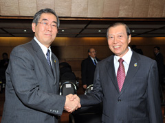 （写真1）ポンサワット・ラオス国家主席府付き大臣と松本外務大臣との懇談（概要）