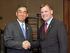 （写真）日加外相会談-1