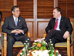 （写真）日加外相会談-2
