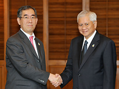 （写真）デル・ロサリオ・フィリピン外務大臣と握手する松本外務大臣