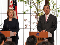 （写真）共同記者会見