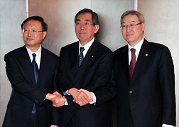 （写真）日中韓外相会議1